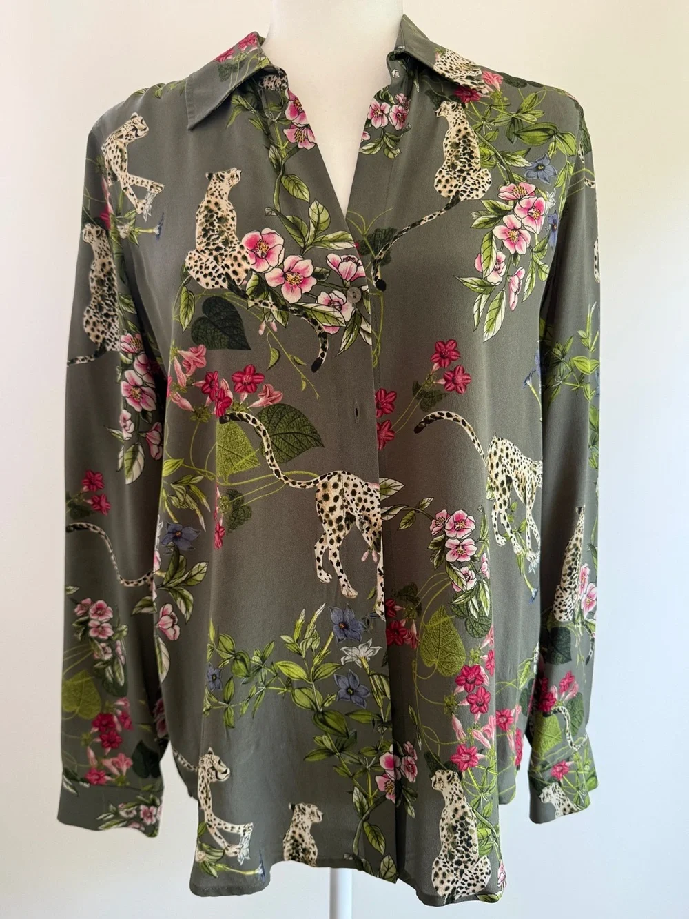 L'AGENCE Nina Jungle Print 100% Silk Button-Down Blouse - Size Small - Picture 7 of 10